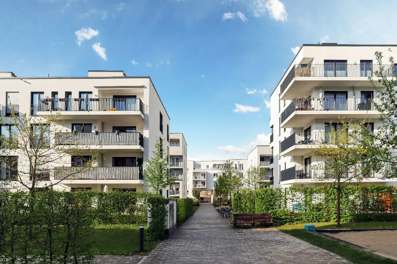 Edificio moderno con sistema de control de acceso para condominios QuéHay!
